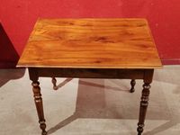 Table à écrire en noyer, pieds tournés. (photo 3)