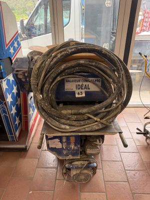 une image représentant une borne d'incendie à laquelle est raccordé un tuyau