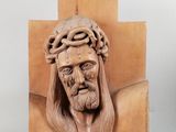 sculpture représentant un homme portant une couronne d'épines sur la tête