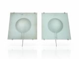 deux plaques de verre carrées sur lesquelles se trouve une boule blanche