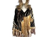 une photo d'un mannequin vêtu d'un manteau de fourrure