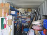 un débarras rempli d'objets