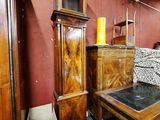 une pièce dans laquelle se trouvent un canapé et une table