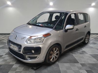 la petite voiture argentée est garée sur un carrelage à carreaux