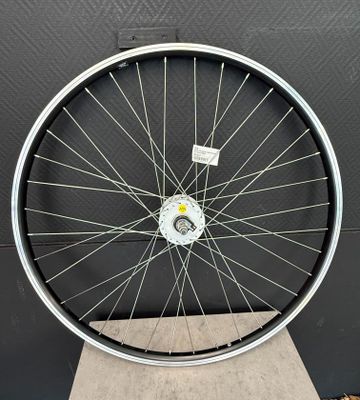 un gros plan d'une roue de vélo avec ses rayons