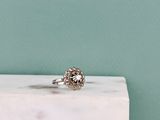 un gros plan d'une bague en argent posée sur un bloc de marbre