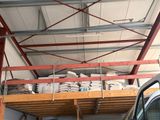 une photo d'un garage avec une voiture garée dessous