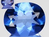 un gros plan d'un saphir bleu sur fond blanc