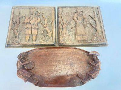 deux plaques en bois accrochées au mur au-dessus d'un plateau en métal
