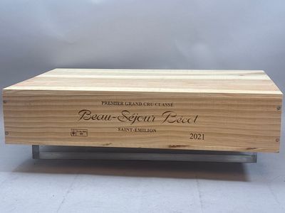 une boîte en bois sur laquelle est collée une étiquette, posée sur une table