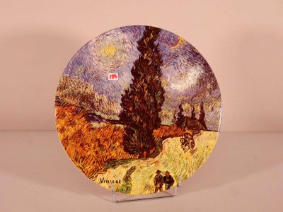 une assiette sur laquelle est représenté un paysage