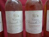 quatre bouteilles de vin sont alignées sur une table