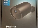 la boîte de la caméra de sécurité est ouverte sur la table
