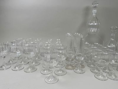 de nombreux verres et carafes sur la table