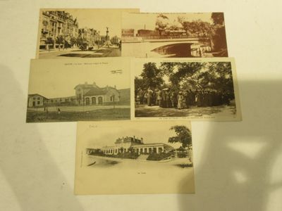 plusieurs vieilles photos de bâtiments et d'arbres exposées dans un musée