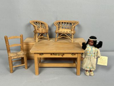 des poupées assises autour d'une table avec des chaises et une table avec une poupée