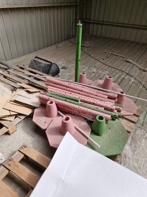 un tas de matériaux de construction posé à même le sol d'un immeuble