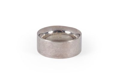 gros plan d'une bague en argent sur fond blanc
