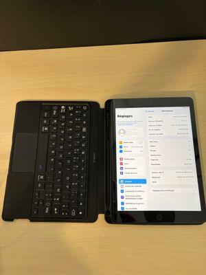 une tablette et un ordinateur portable posés sur une table