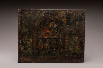 une vieille plaque en bois sur laquelle est représenté un homme et une femme dans un jardin