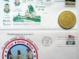 deux enveloppes avec des timbres et une pièce de monnaie posées sur une table