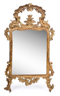 On voit un miroir richement sculpté sur fond blanc.