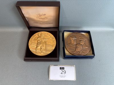 Deux médailles de table en bronze JOUR J et fédération franç… - Photo 1