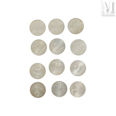 plusieurs pièces de monnaie sont disposées en cercle sur une surface blanche