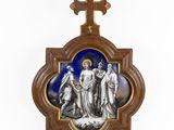 an image of a wooden cross with a picture of jesus on it