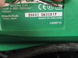 un gros plan sur la main d'une personne tenant une machine verte