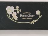 un gros plan sur une boîte de chocolats décorée de fleurs