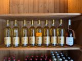 de nombreuses bouteilles de vin sur les étagères de la pièce