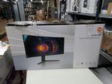 un écran d'ordinateur posé sur une table dans un magasin