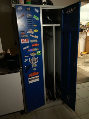 un casier bleu recouvert d'autocollants, dans une cuisine