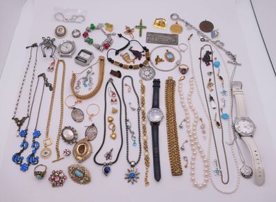plusieurs types de colliers et de bracelets différents disposés sur une table