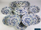 de nombreuses assiettes et bols bleus et blancs sur la table