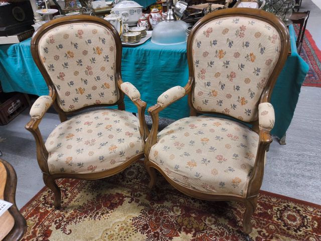 Paire de fauteuils Louis Philippe, garnis de tissu fleuri. À nett...