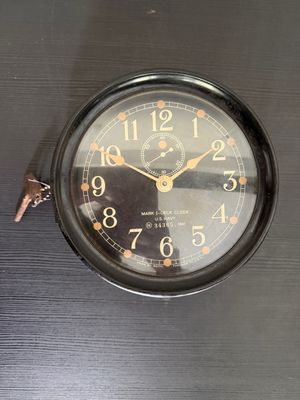 Horloge de l'US NAVY. En bakélite noire et métal.