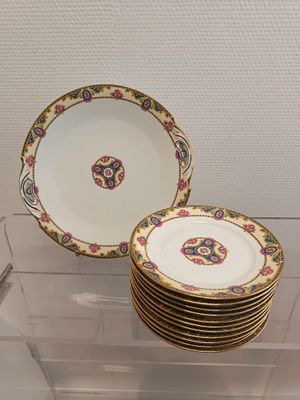 beaucoup d'assiettes empilées les unes sur les autres