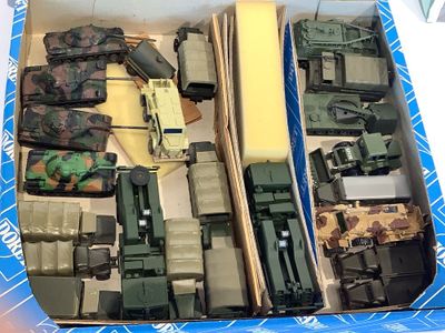 une boîte remplie d'objets militaires posée sur une table