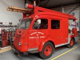 un camion de pompiers rouge garé dans un garage