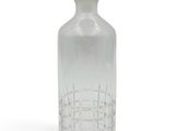 une bouteille en verre transparent munie d'un bouchon