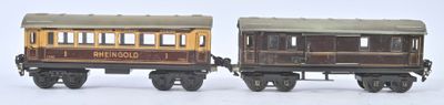 deux petits trains assis côte à côte sur une surface blanche