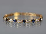 un bracelet en or jaune serti de diamants bleus et blancs