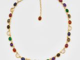 un collier en or orné de pierres multicolores montées sur une chaîne