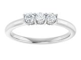 une bague sertie de trois diamants sur fond blanc