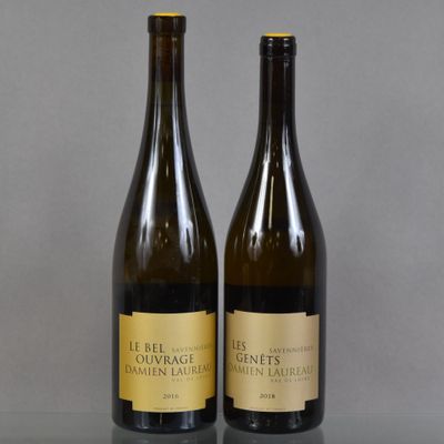 deux bouteilles de vin posées sur une table l'une à côté de l'autre