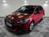 la voiture rouge est garée dans le garage sur le sol en damier