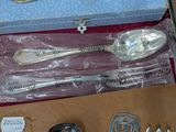 un lot de cuillères en argent et de cuillères dans une boîte