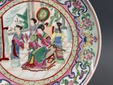 une assiette avec un tableau sur une table